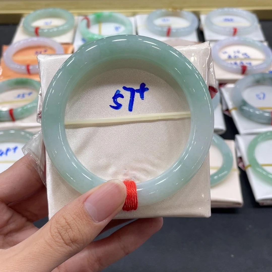 翡翠手镯未镶嵌翡翠手镯