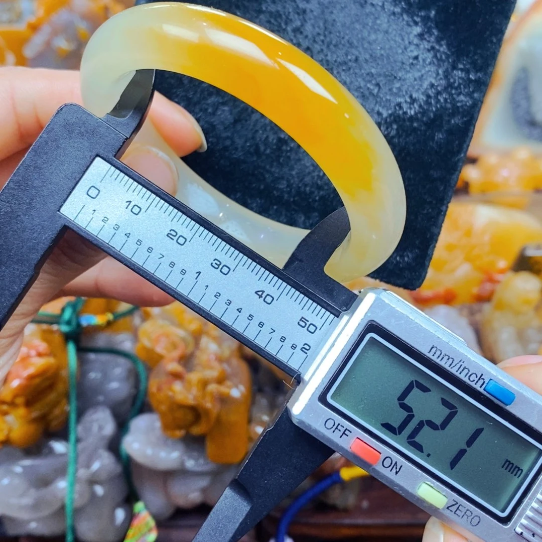 未镶嵌石英质玉（黄龙玉）颈饰