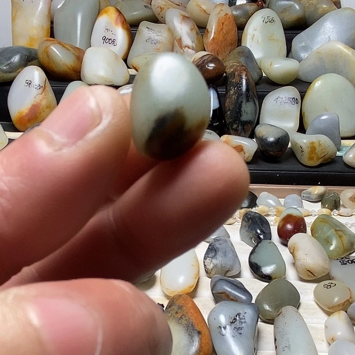 和田玉未镶嵌颈饰三色吊坠