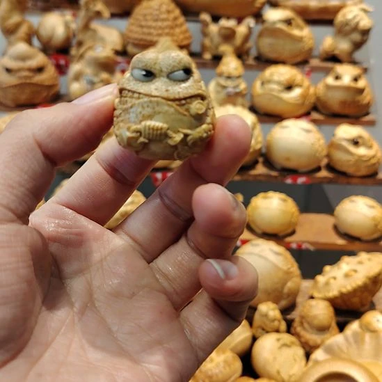 是***周竹竹根雕三足金蟾