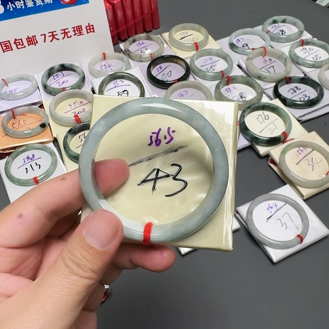 沝***沝翡翠未镶嵌手镯福利有包容