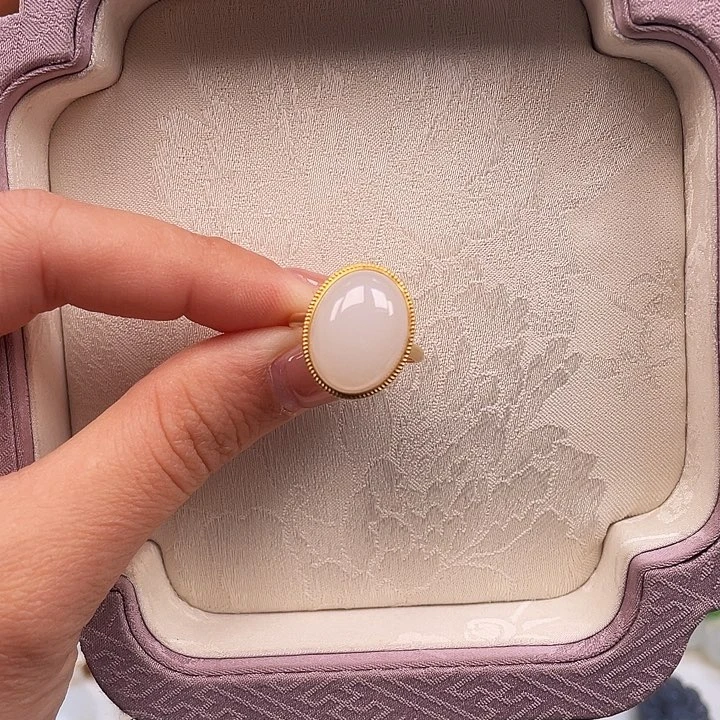 和田玉戒指18K金镶嵌