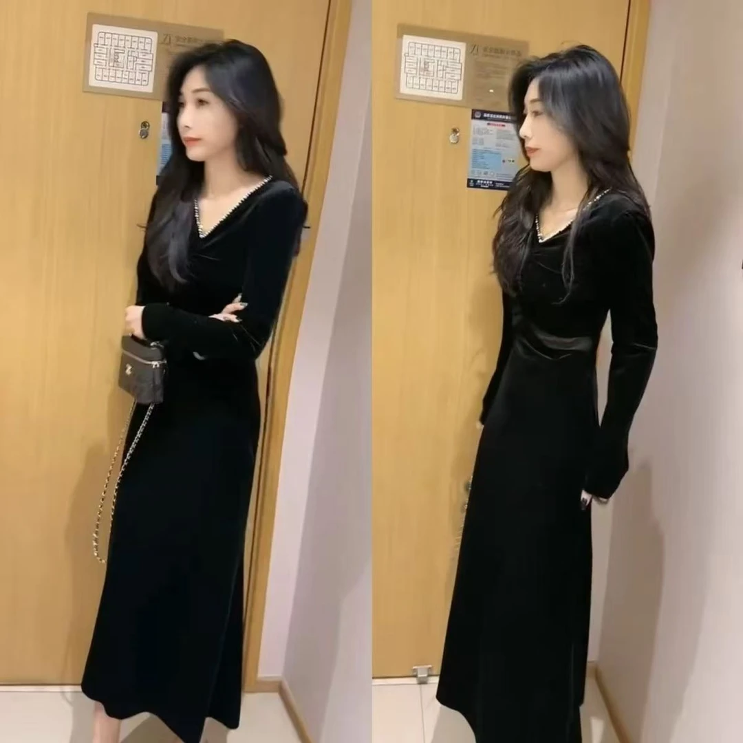 套头款网红爆款时尚丝绒连衣裙女2025秋冬新款气质V领显瘦女神中