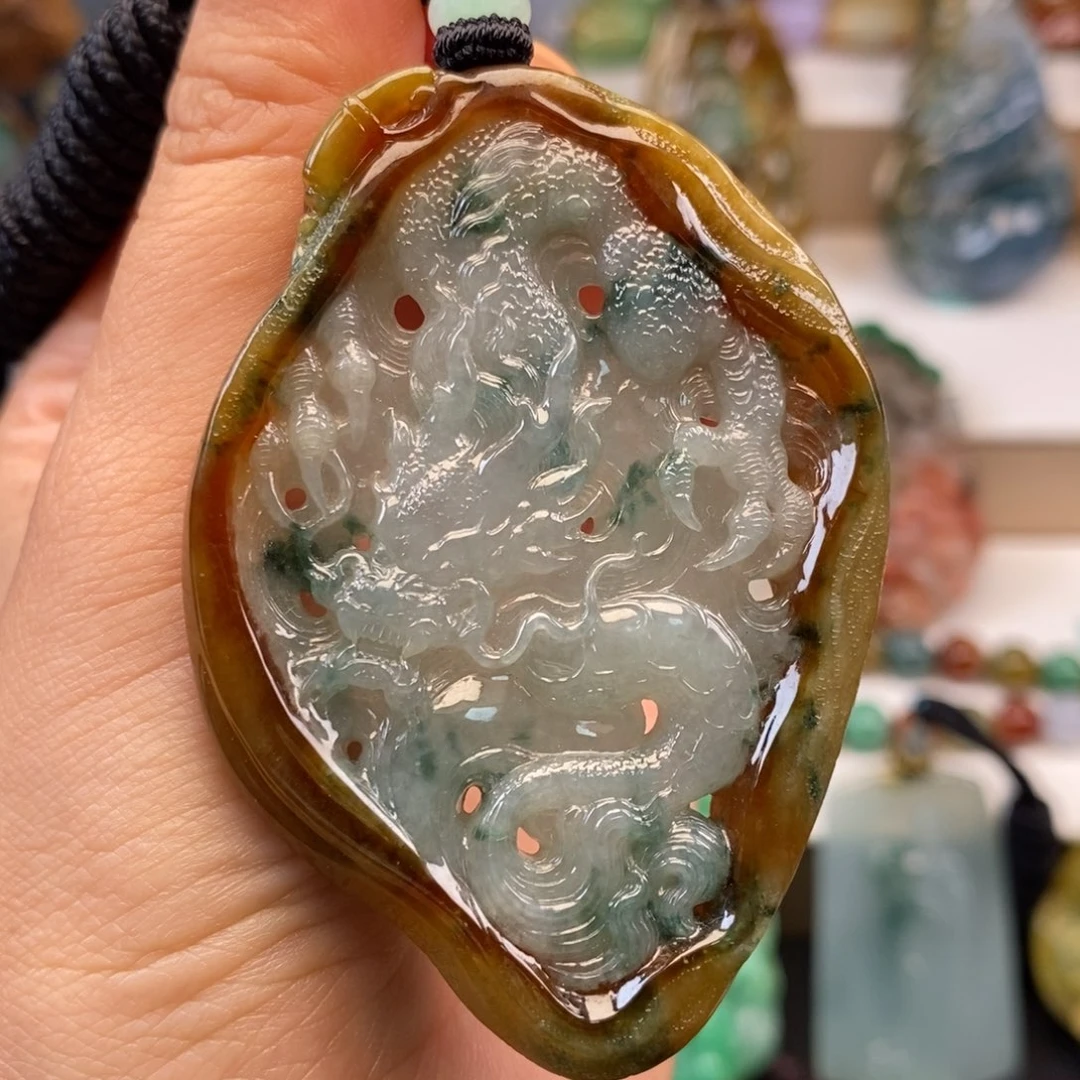 翡翠未镶嵌颈饰龙