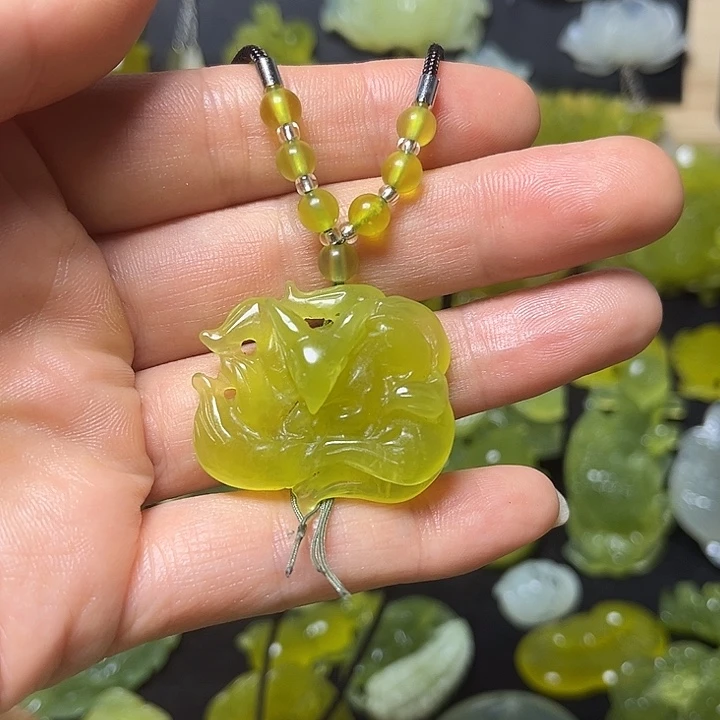 蛇纹石玉未镶嵌颈饰