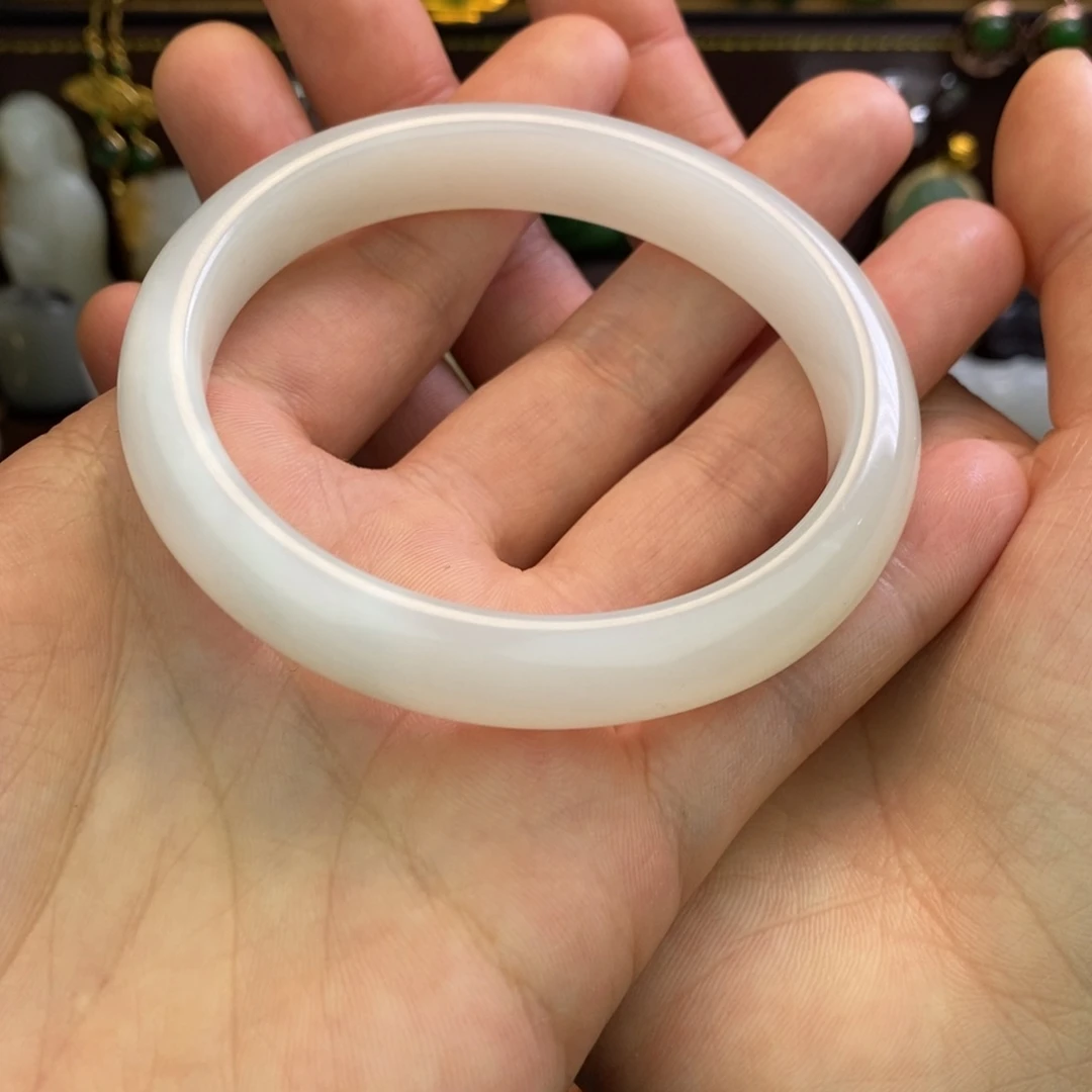 L***y和田玉未镶嵌颈饰