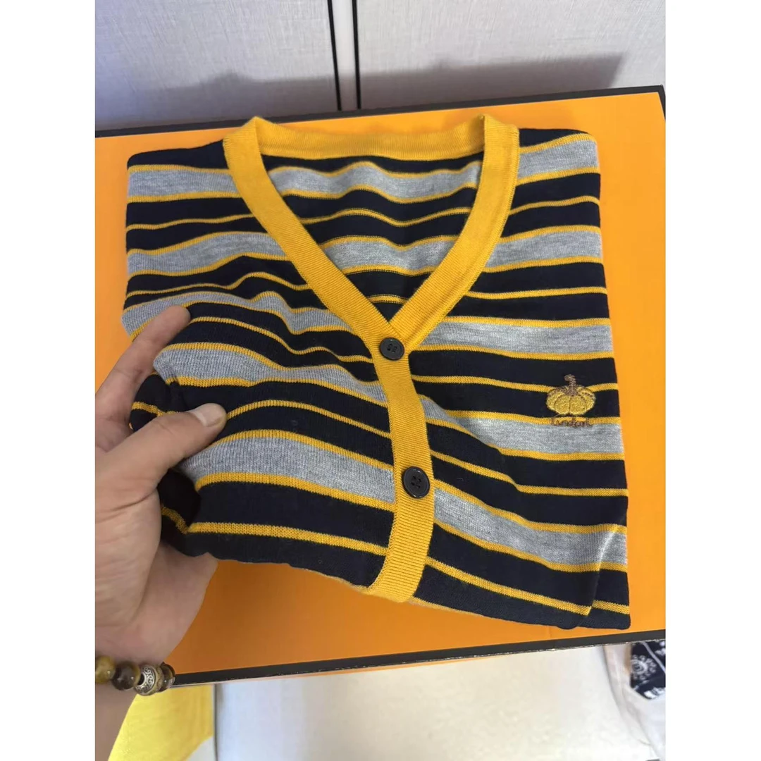 《南瓜 8369》 新款V领百搭显瘦针织开衫女