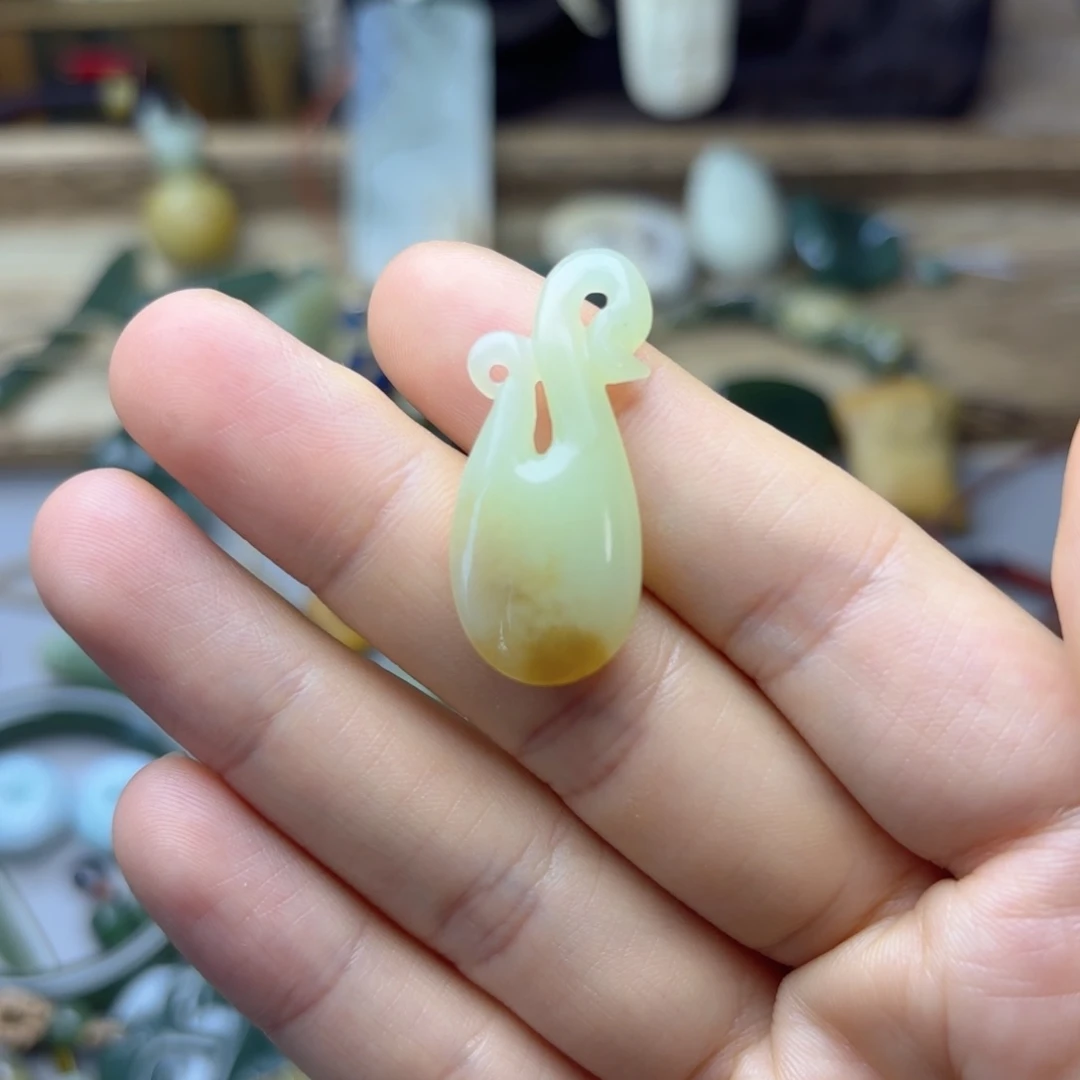 伟***颖透闪石质玉未镶嵌颈饰