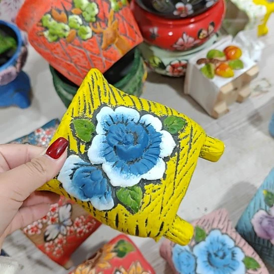 当场拍满15元发货不凑不发，花盆盆口不方不圆有针孔黑点是正常的，