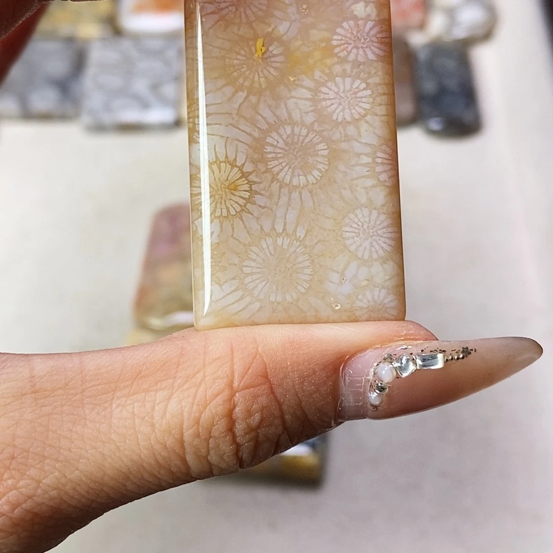 查罗石合金颈饰吾**子