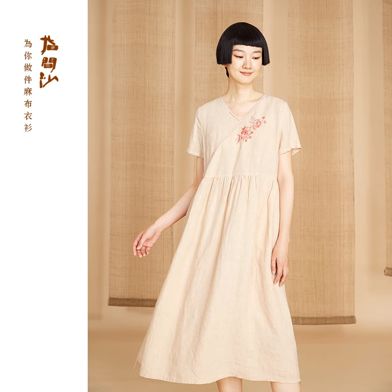 指间沙2525170原创女装25夏中式V领斜门襟刺绣短袖亚麻桔梗连衣裙