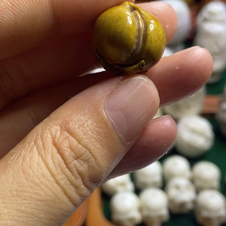配饰鹿角雕刻一个出