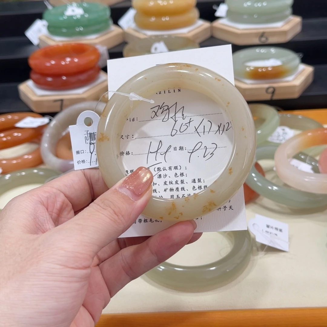 未镶嵌手镯石英质玉鸡****?