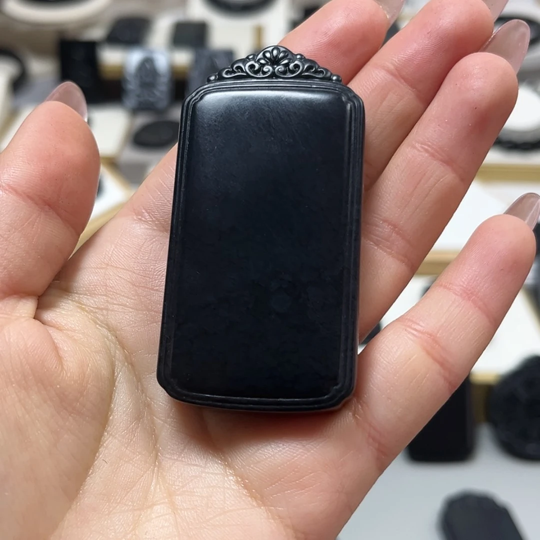 【闪购商品】和田玉（墨玉）羊脂72克左右未镶嵌笑***尘