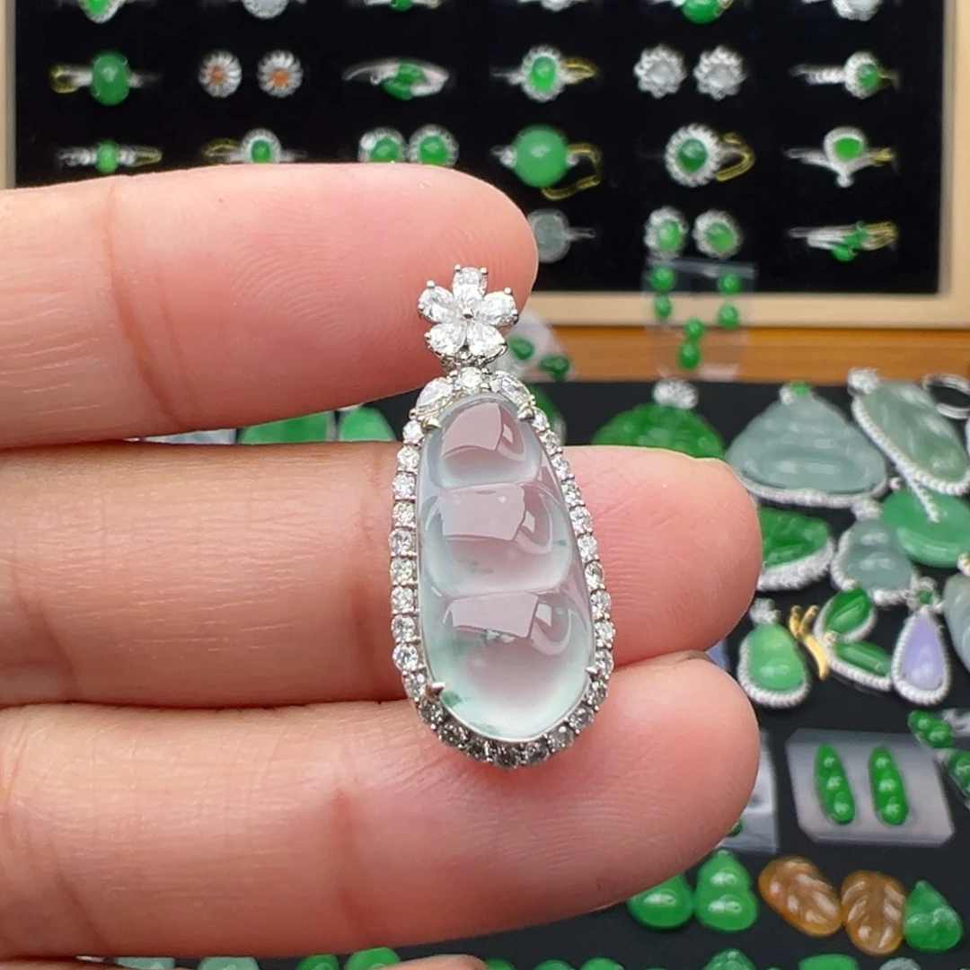 翡翠18K金镶嵌颈饰豆