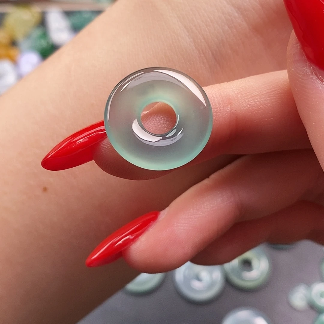 翡翠未镶嵌颈饰甜甜圈