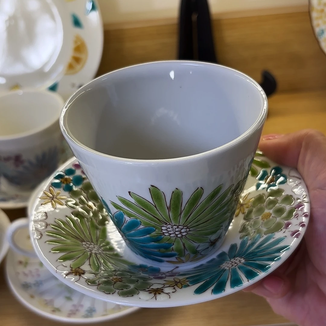 瓷           色绘游