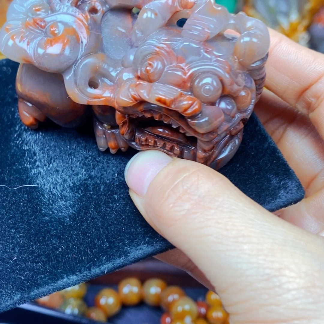 未镶嵌石英质玉（黄龙玉）颈饰