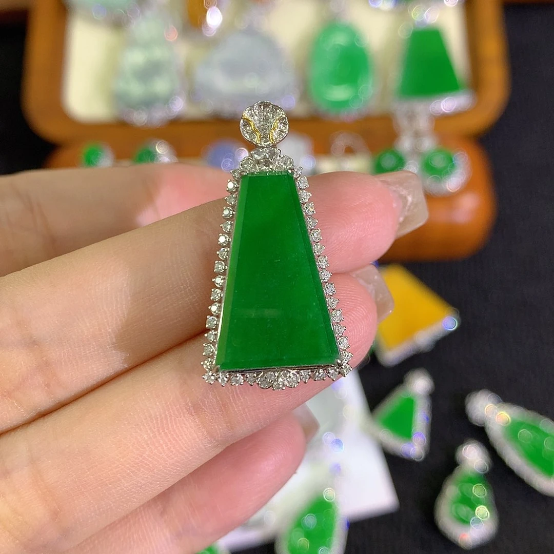 翡翠18K金镶嵌颈饰888888