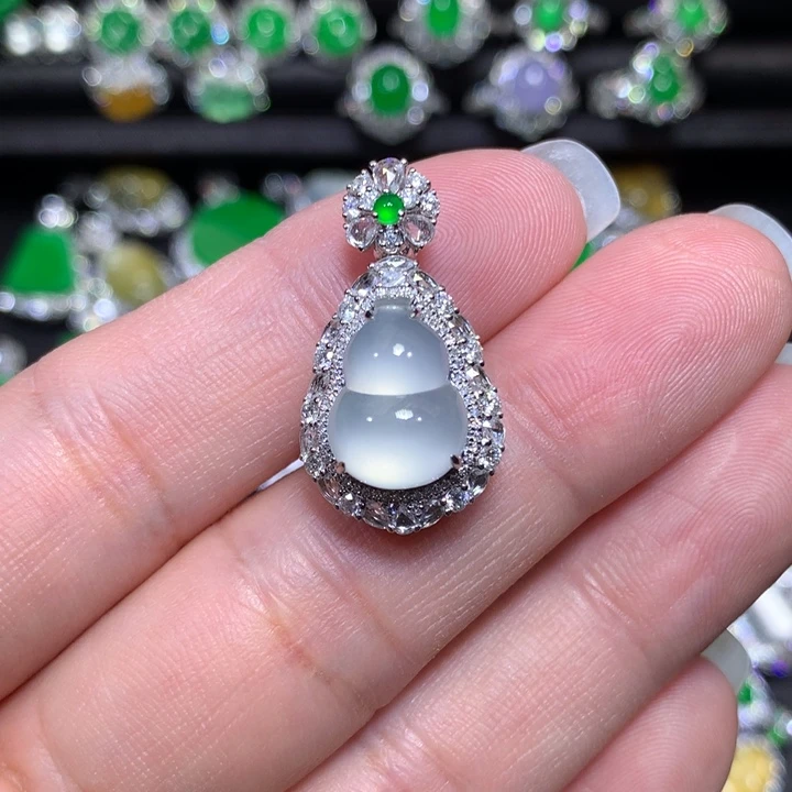 翡翠18K金镶嵌颈饰高冰葫芦