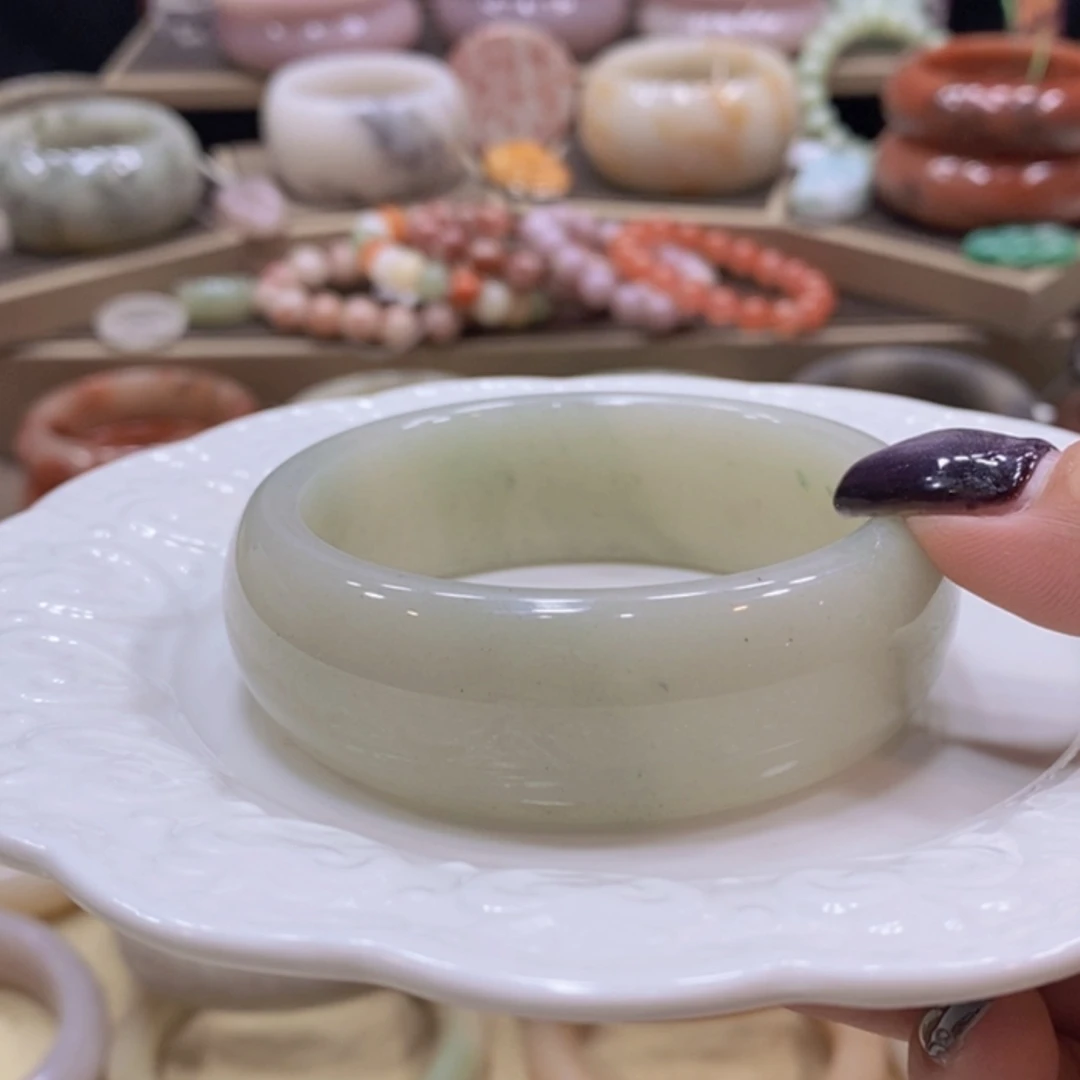 【闪购商品】未镶嵌手镯石英岩玉