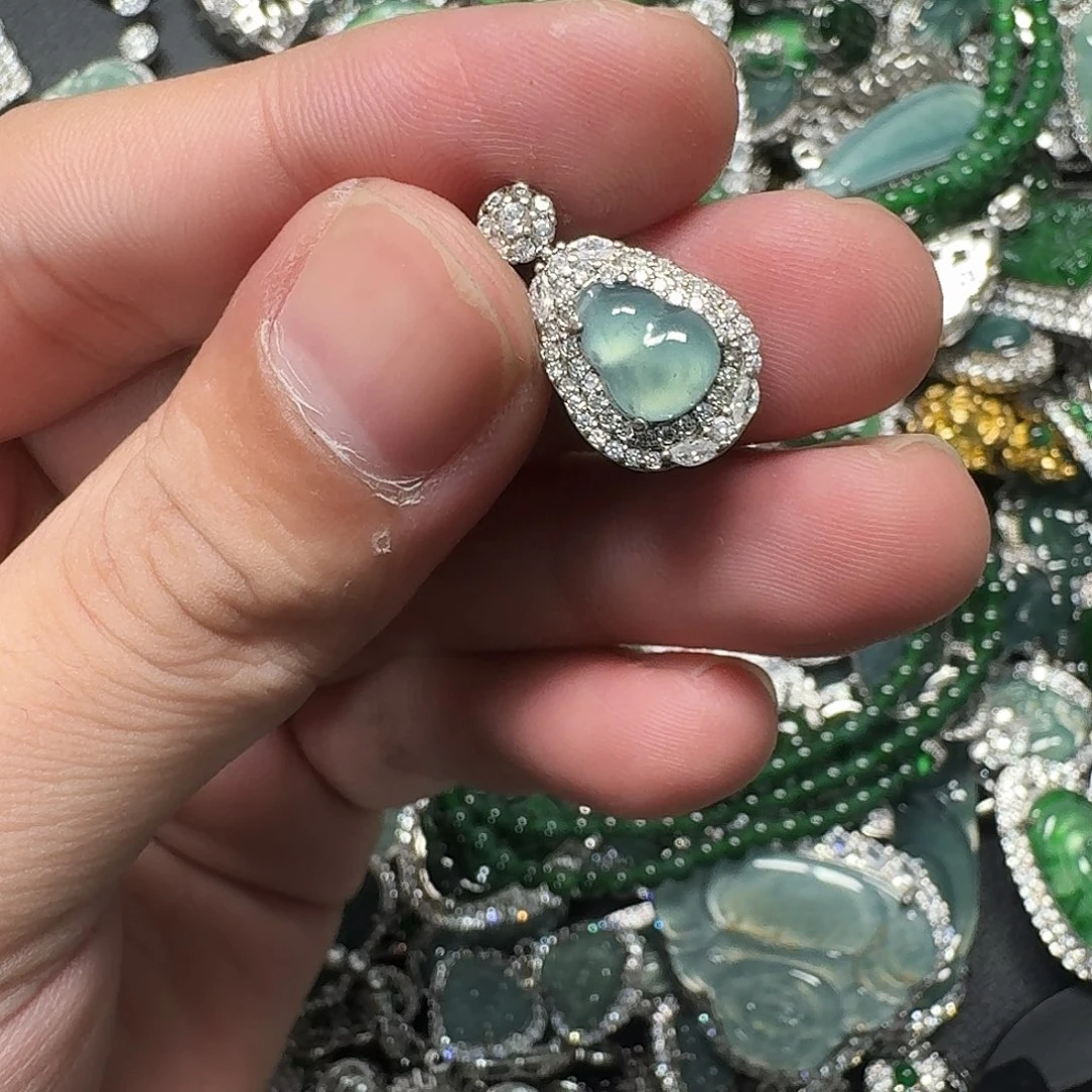 翡翠未镶嵌颈饰天然A货翡翠放漏