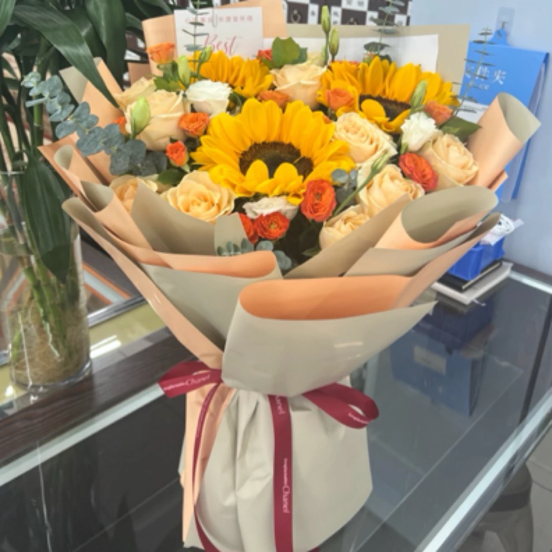 生日快乐（大花束 向日葵搭配香槟玫瑰一束）
