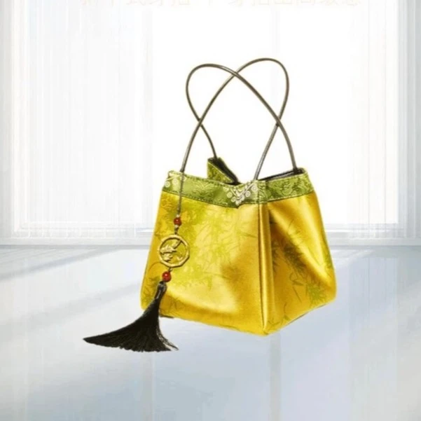 新中式国风手提包女2025新款配旗袍汉服的香云纱桑蚕丝手拎小方包