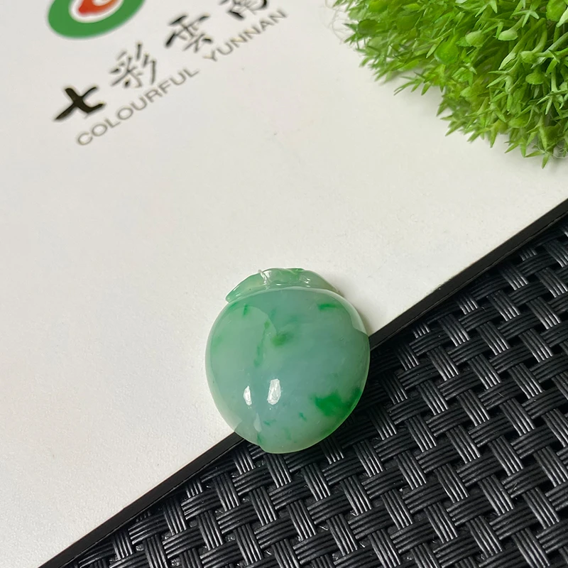 冰种阳绿翡翠桃子
