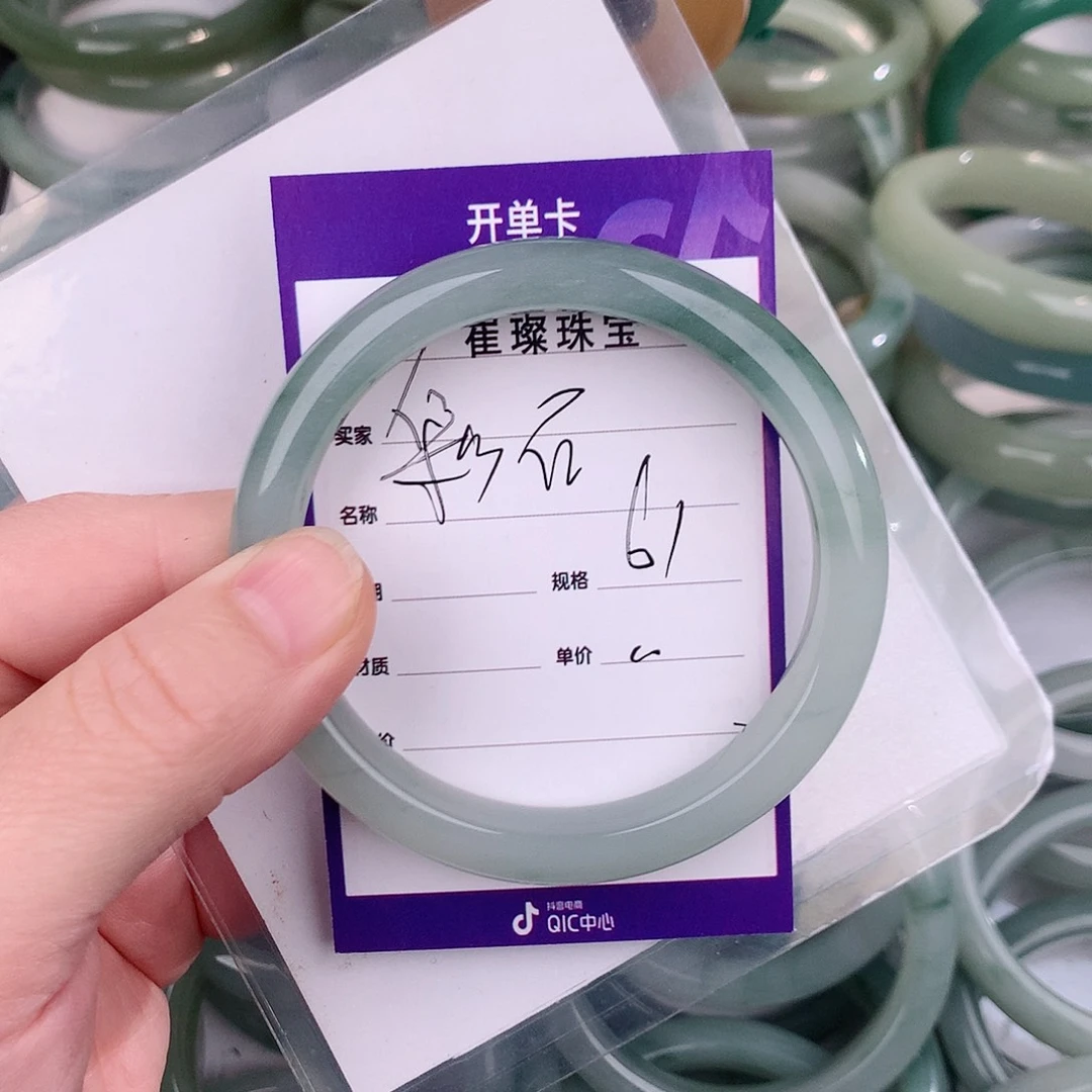 未镶嵌手镯石英质玉（金丝玉）彩**子