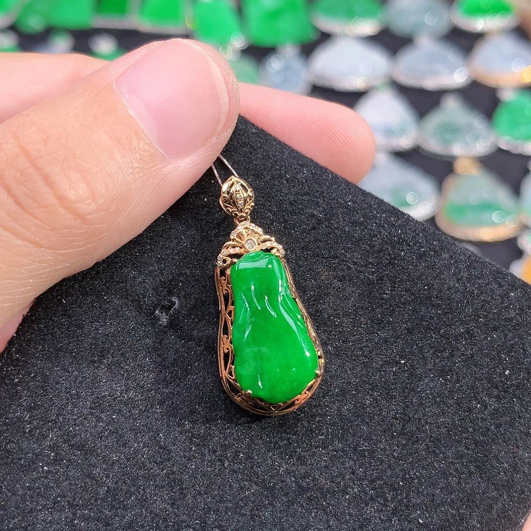 翡翠18K金镶嵌颈饰