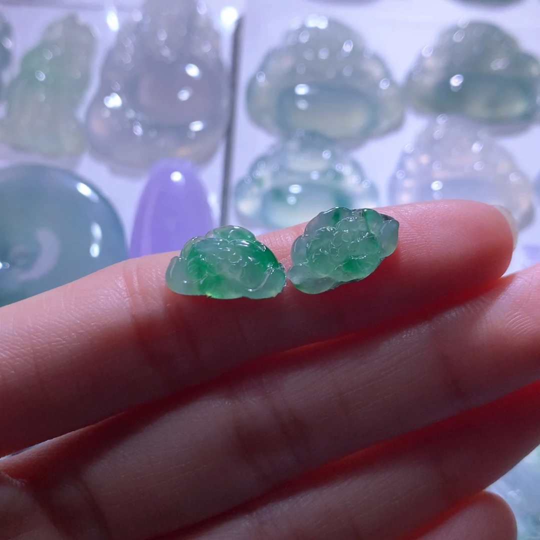 翡翠未镶嵌颈饰一对