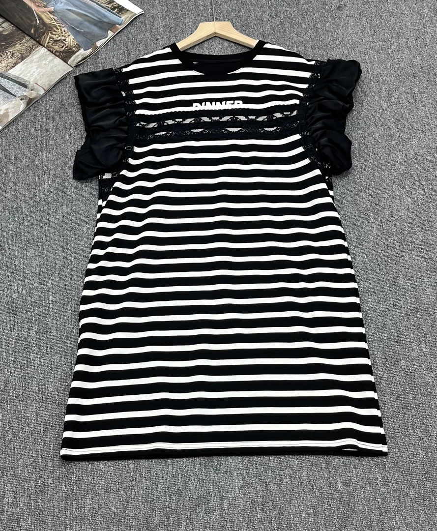 欧货女装2025新款设计拼接蕾丝字母黑白条纹洋气时尚显瘦T连衣裙