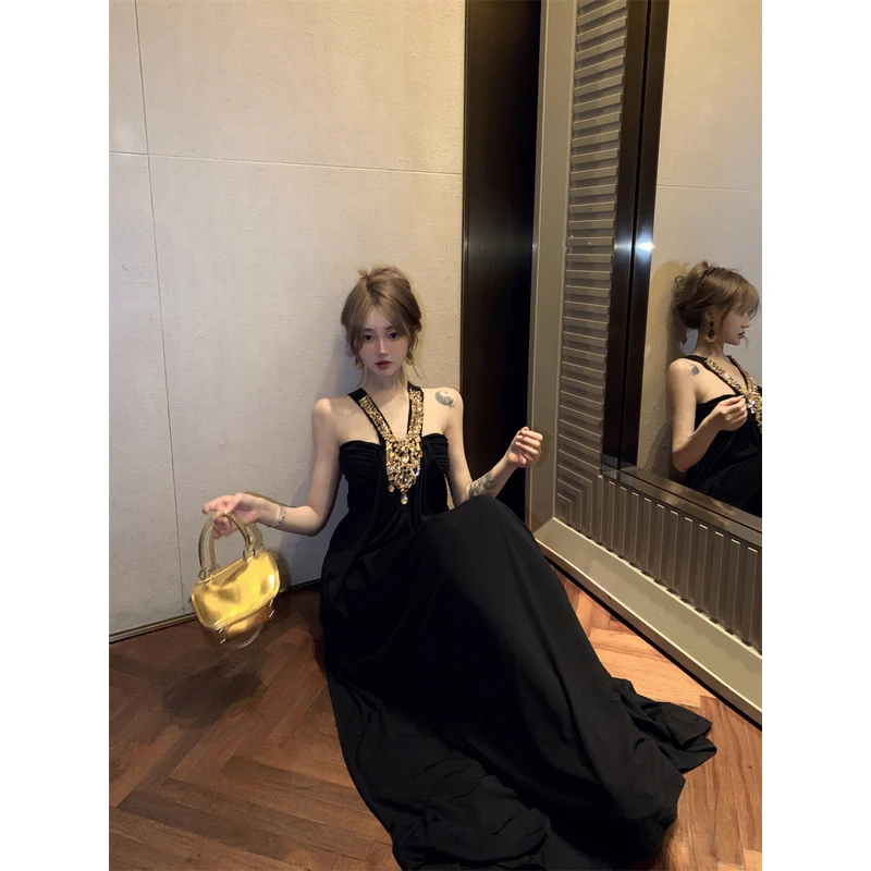 法式高级感镶钻时髦甜辣露肩挂脖连衣裙女2025秋季新款小香风长裙