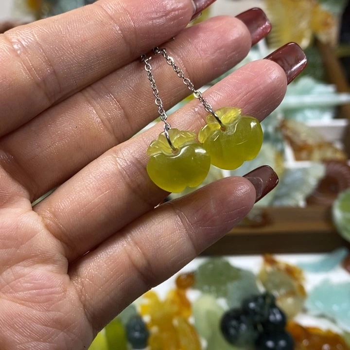 蛇纹石玉未镶嵌耳饰