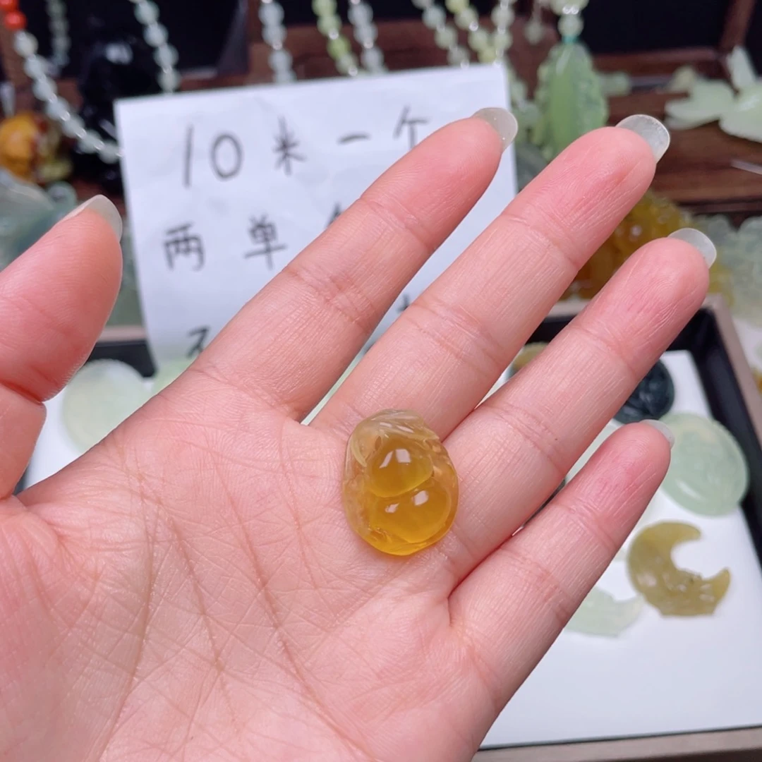 叶***叶蛇纹石玉未镶嵌颈饰