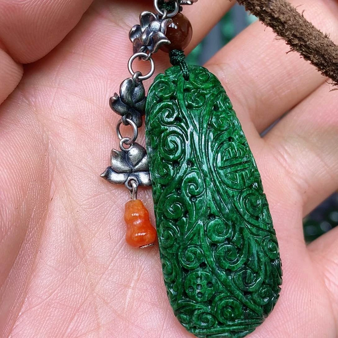 翡翠未镶嵌颈饰挽*漂亮美眉