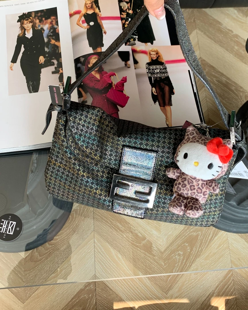 95新 FENDI/芬迪 展会外场！亮线法棍包