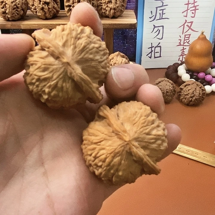 樱****文玩核桃吊坠金锭元宝