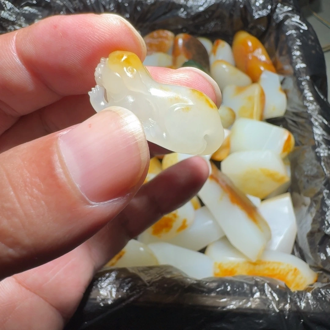 茶***生和田玉未镶嵌颈饰