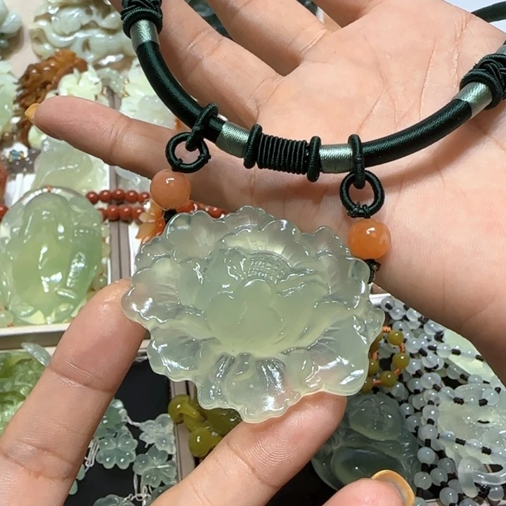 蛇纹石玉未镶嵌吊坠