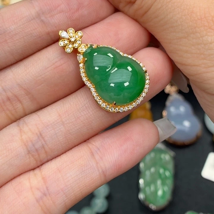 颈饰18K金镶嵌翡翠