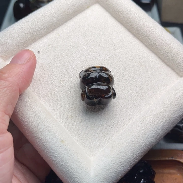 琥珀未镶嵌颈饰溶洞熊