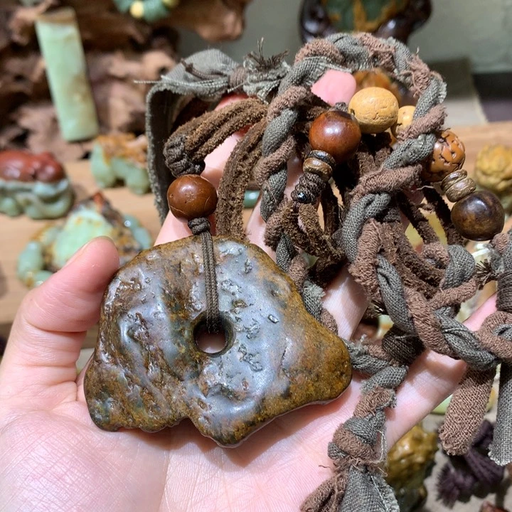未镶嵌岫岩河磨玉（透闪石质玉）挂件