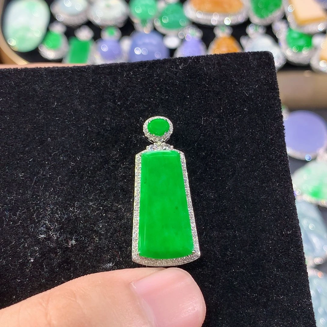 翡翠18K金镶嵌颈饰