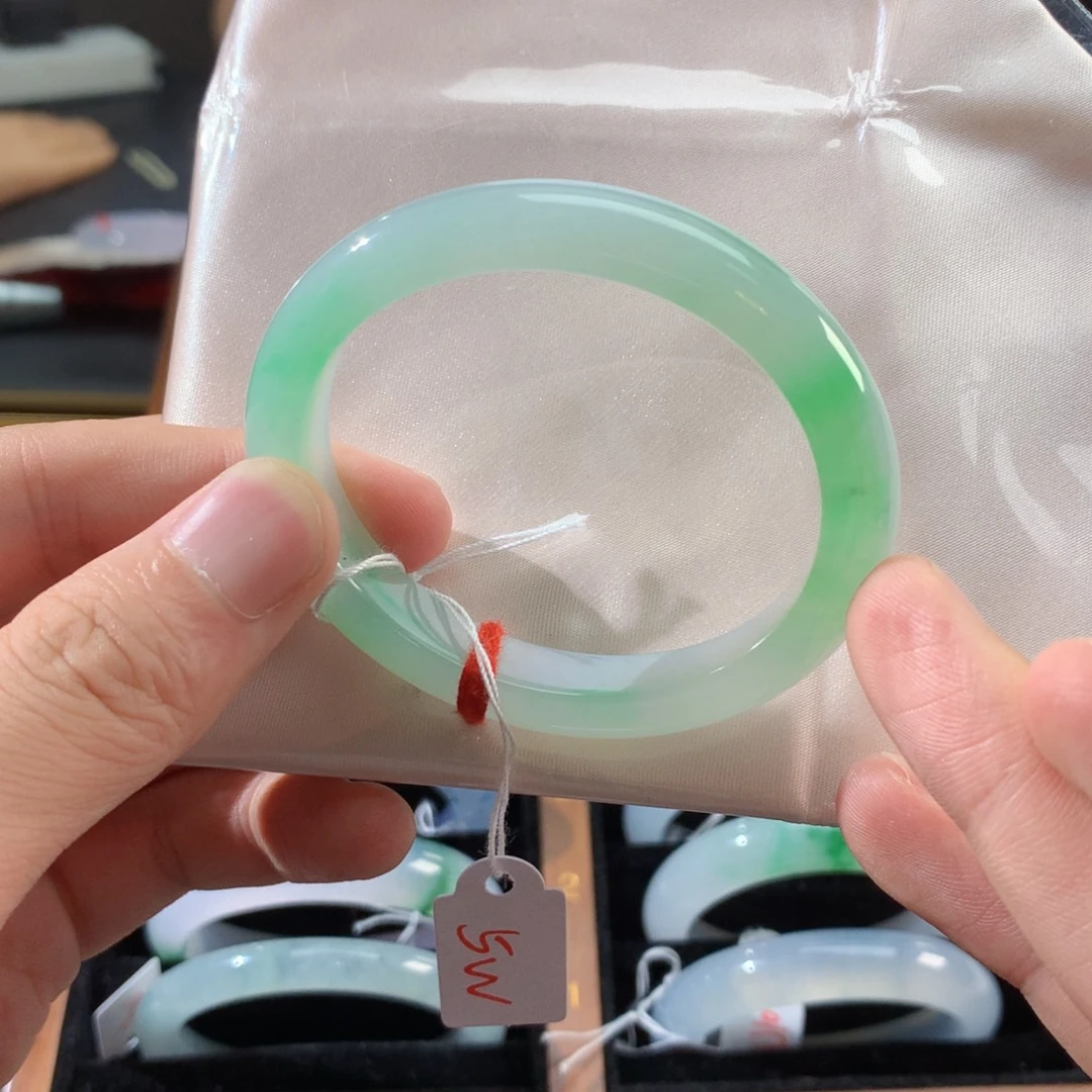 翡翠未镶嵌手镯飘绿贵妃