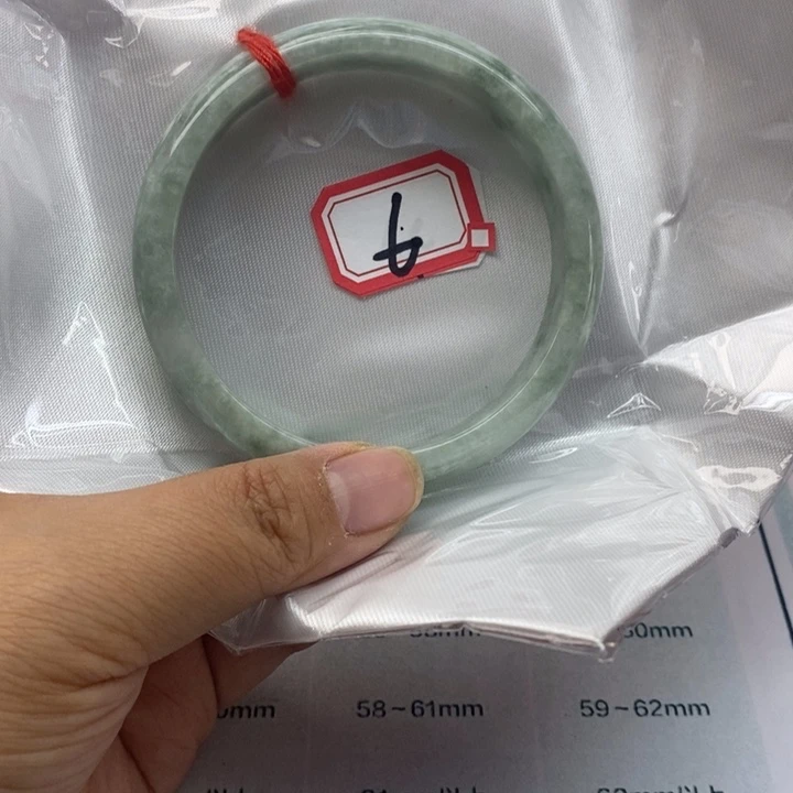 偏***鸿翡翠手镯未镶嵌翡翠