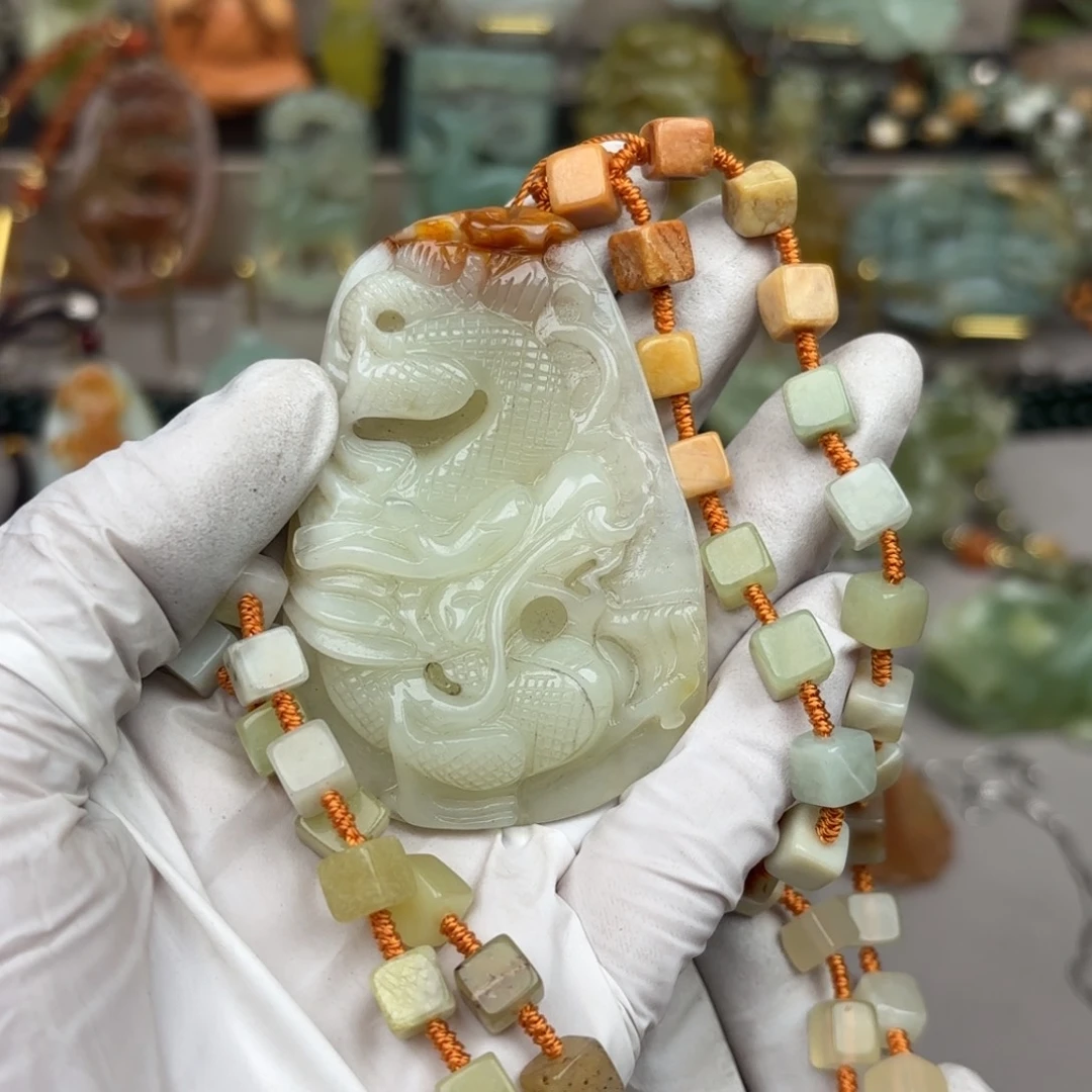 蛇纹石玉颈饰未镶嵌