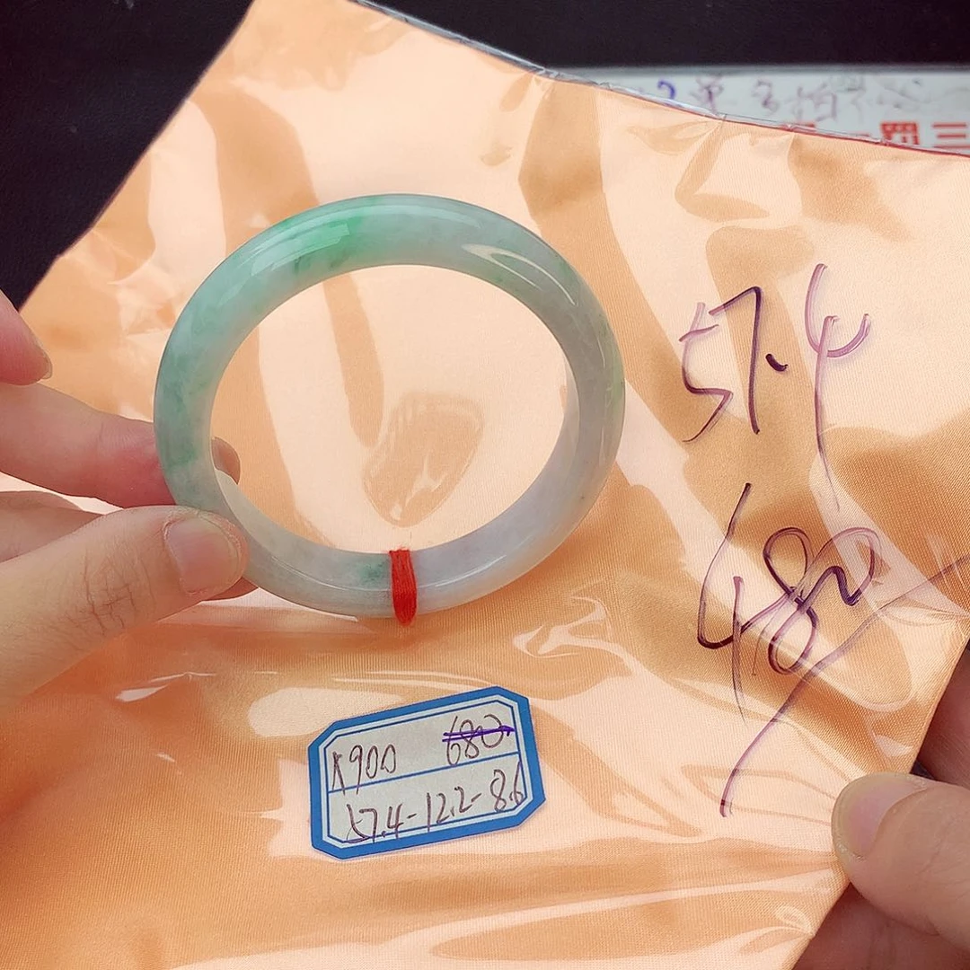翡翠手镯未镶嵌翡翠
