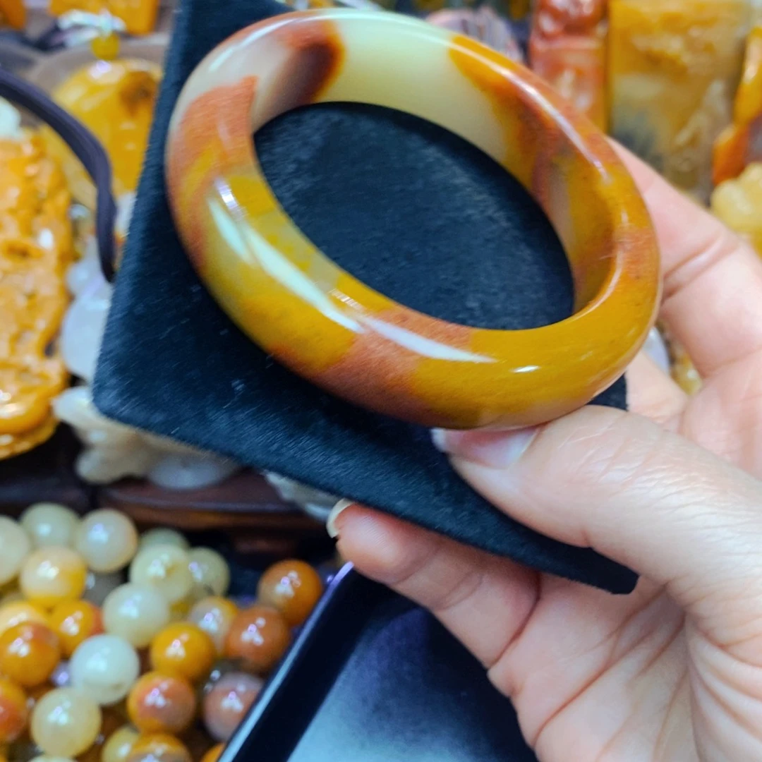 未镶嵌石英质玉（黄龙玉）手链